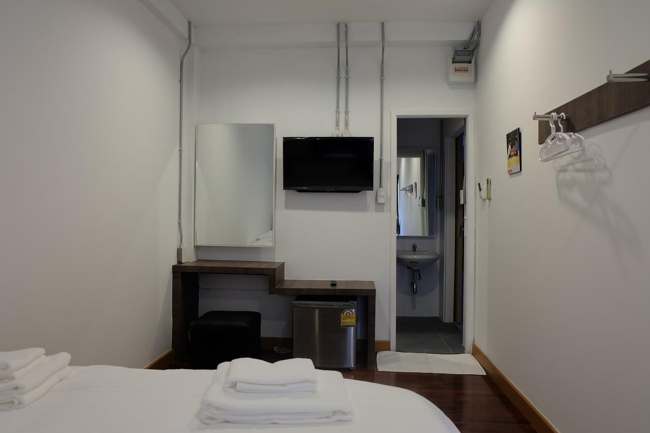 F F Auberge de jeunesse *